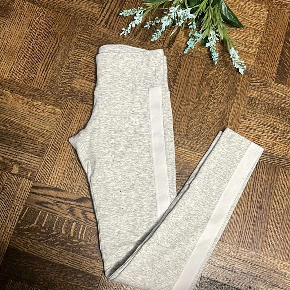 TNA Cream Equator Legging with a white stripe